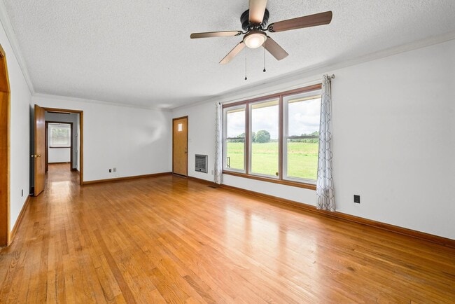 Building Photo - Pet Friendly Two Bedroom!