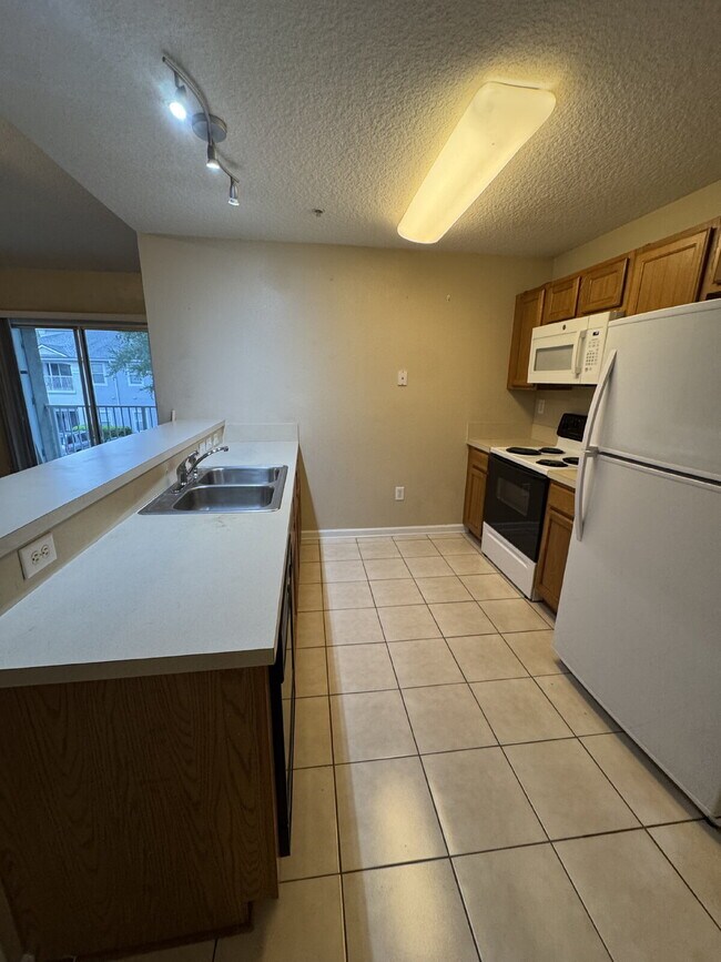 Building Photo - 2 Bed, 2 Bath Condo in Gated Community wit...