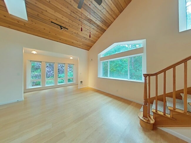 Building Photo - Huge 5 Bedroom Cabin-Style Home on 2+ Wood...