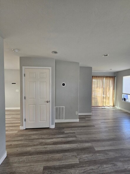 Building Photo - 7963 N Smith Ranch Rd