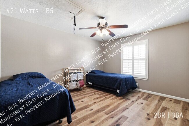 Building Photo - 421 Watts-B5