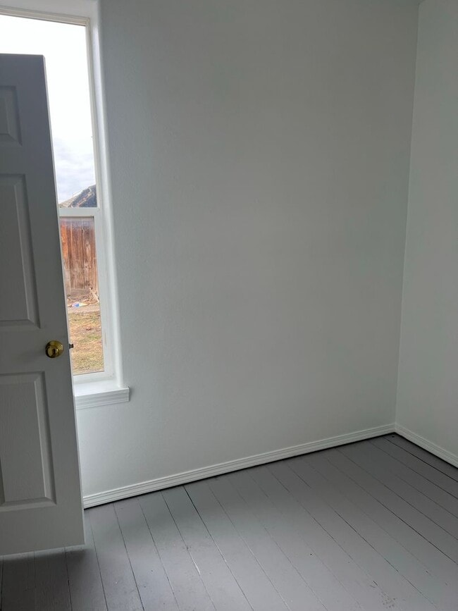 Building Photo - 2 bedrooms with bonus room!