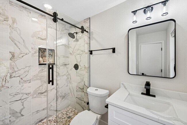 Building Photo - 1708 E 17th St