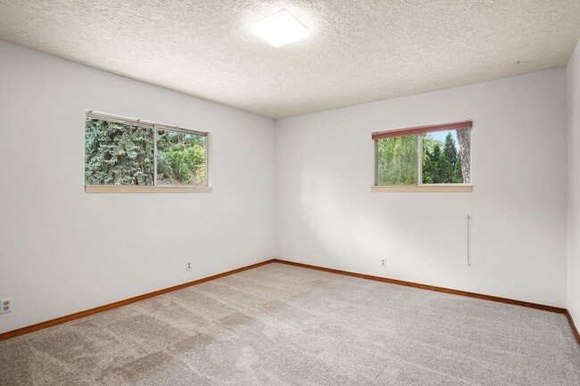 Building Photo - Wonderful 4 bedroom, 2 Bath on Oversized l...