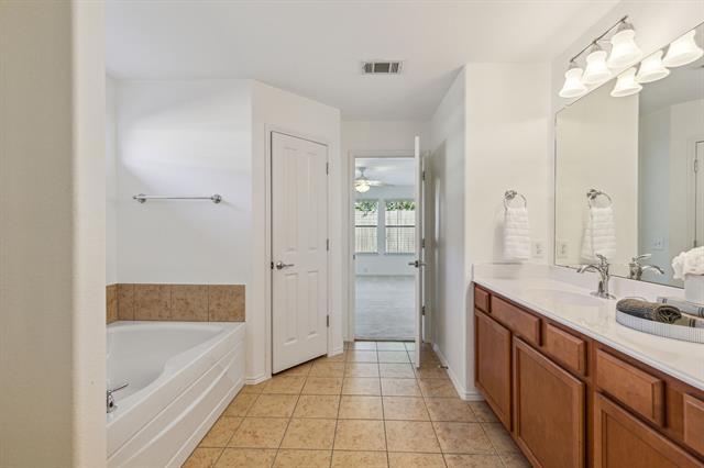 Building Photo - 15944 Avenel Way
