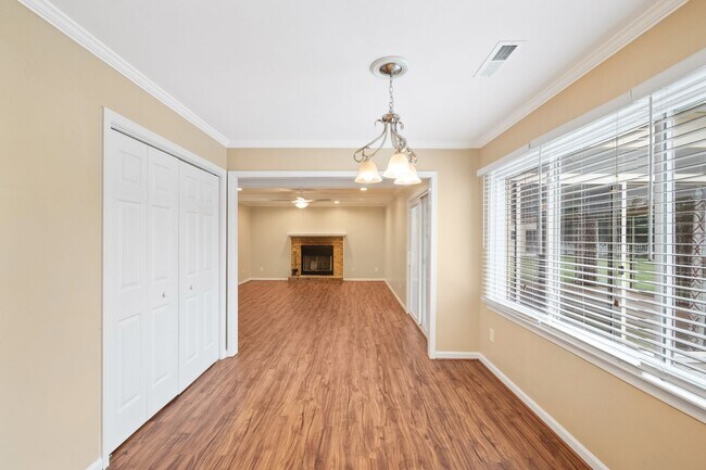 Building Photo - 5 Bedroom, 2.5 Bath Home for Rent in Salem Woods