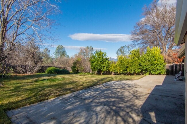 Building Photo - Beautiful Home in Country Heights!