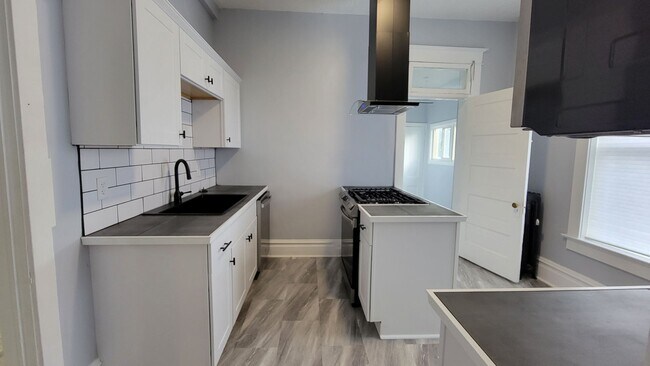 Building Photo - Charming renovated avenues apartment