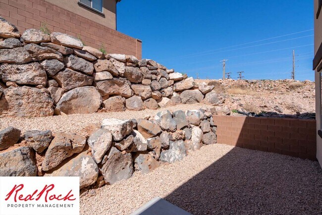 Building Photo - Spacious Townhome in Hurricane Heights