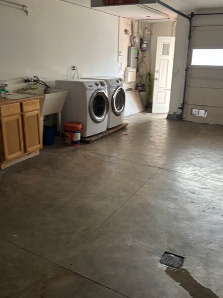 Laundry room - 2550 35th Ave