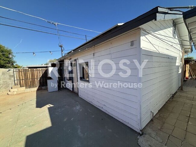 Building Photo - Modern, Solar Energy, 2-Bedroom detached Casita!