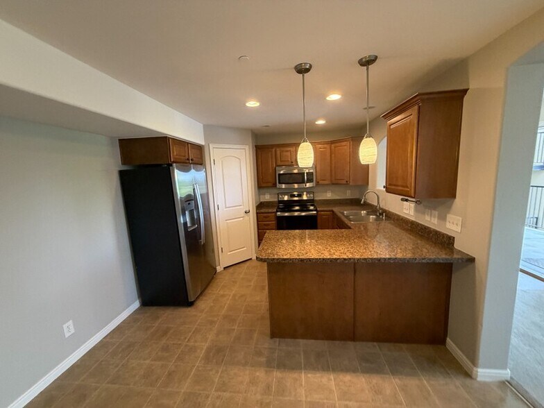 Building Photo - 999 Village River Ln