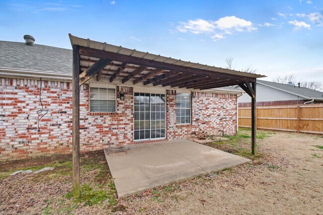 Building Photo - Modern 3-Bedroom Home with Open Kitchen & Fenced Yard