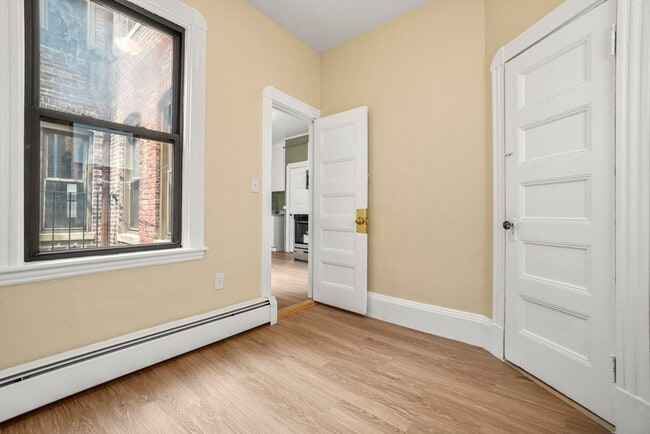 Building Photo - 58 Charles St S