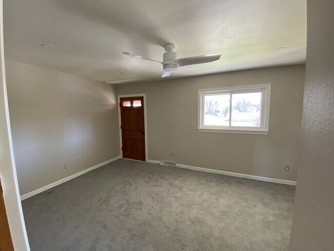 Building Photo - Remodeled 3 Bedroom 1.5 Bath Townhome with Full Basement