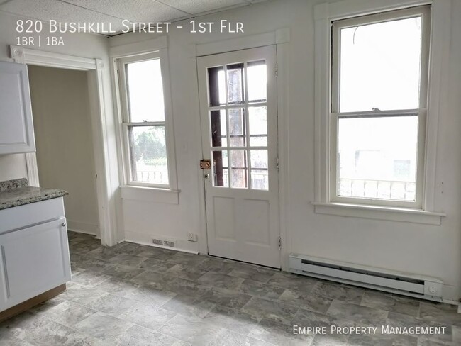 Building Photo - 1st Floor: 1 Bedroom / 1 Bathroom Apartmen...