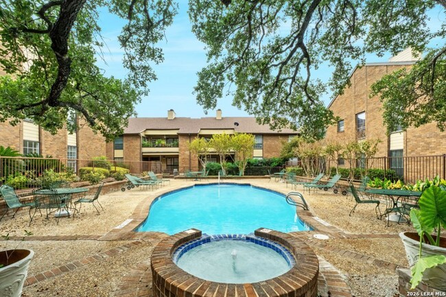 Building Photo - 3605 Hidden Dr