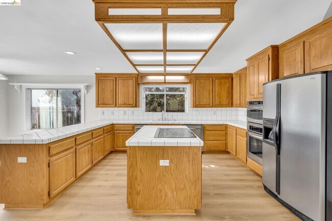 Building Photo - 5650 Edgeview Dr