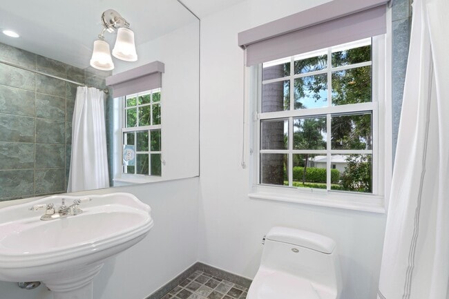 Building Photo - 3304 N Flagler Dr