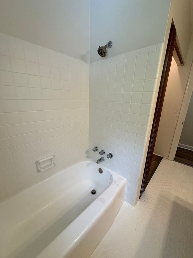 Building Photo - Renovated 4/3 House in North Hills- $1,995