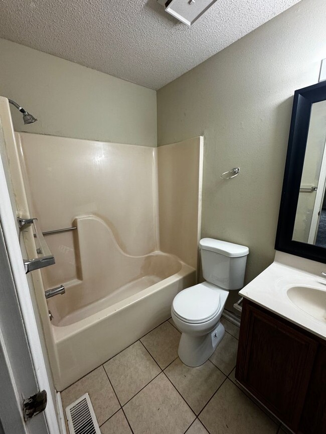 Building Photo - 509/511 Chris Dr