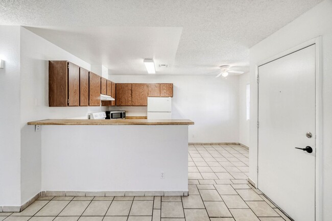 Building Photo - Spacious Upstairs 2-Bedroom, 1-Bath with Fireplace – Move-In Ready