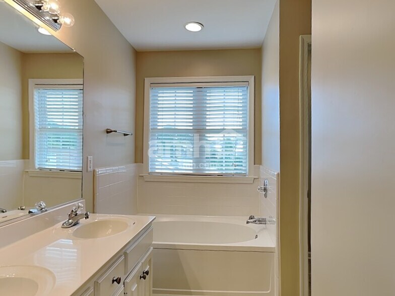 Building Photo - 3915 Red Hill Ct