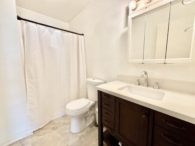 Building Photo - Cozy Brick Ranch in Norfolk!