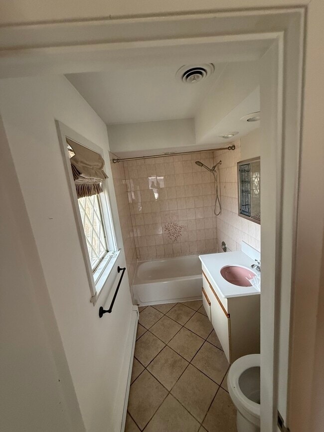 Building Photo - 3336 Overland Pass