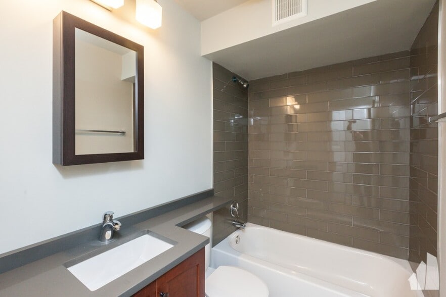 Building Photo - 1443 N Dearborn St