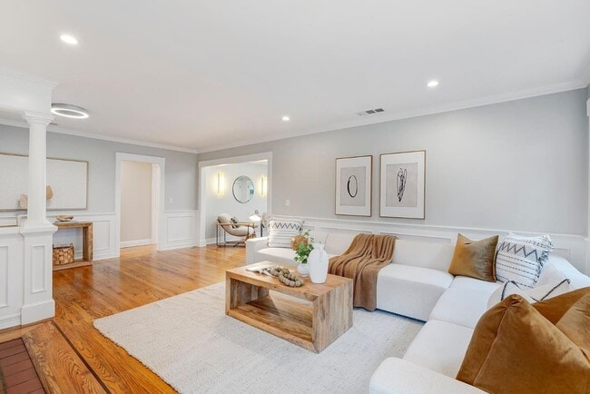 Building Photo - 971 Pine Ave