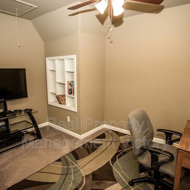 Building Photo - 1120 Shades Crest Rd