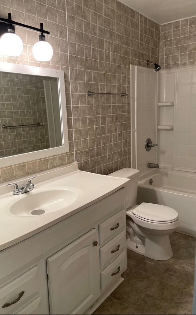 Building Photo - Newly Renovated 4 bedroom 2 bath Ranch Home