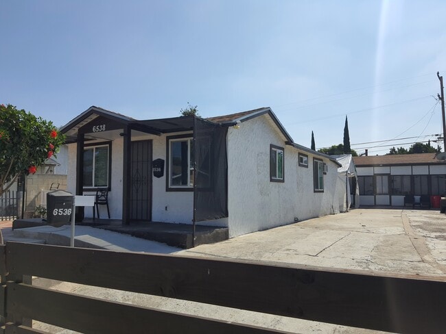 Building Photo - 6538 San Vincente St