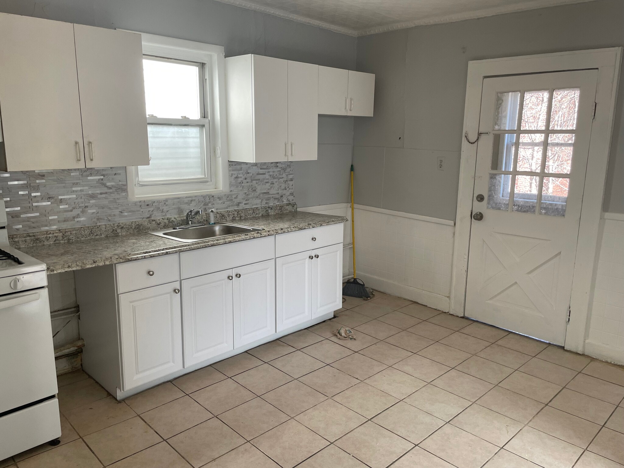 2nd Floor - 247 Inslee Pl