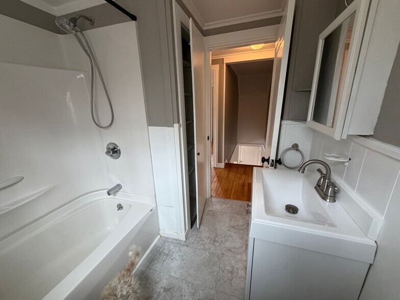 Building Photo - 84 Milton Rd