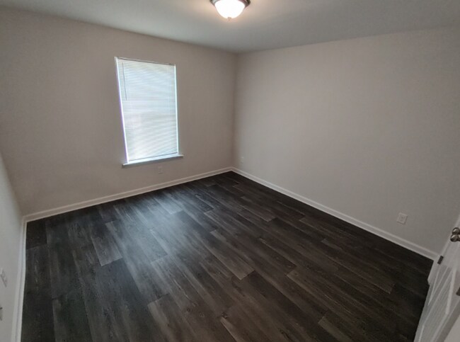 Building Photo - Move in Ready! Easy & Quick move-in process