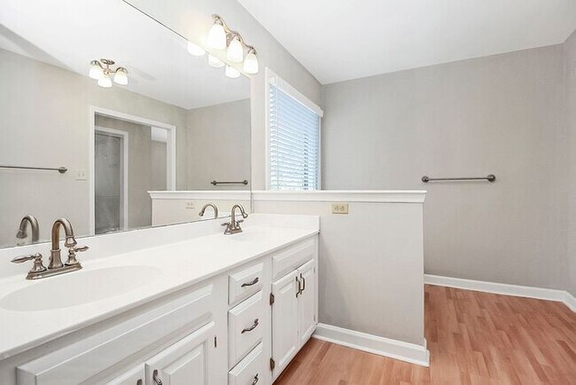 Building Photo - Well Maintained 4BD/2.5BA Home in the Cheshunt Community!