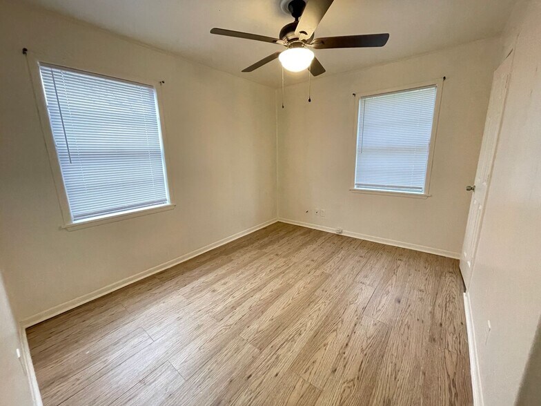 Building Photo - 109/111 E Comay Cir
