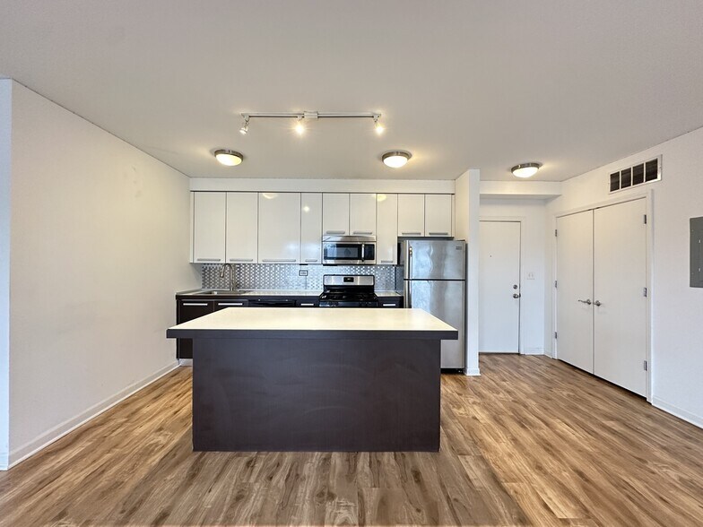 Building Photo - 1544 W Glenlake Ave