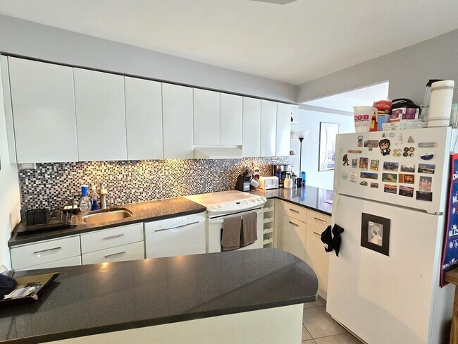 Building Photo - 300 N State St