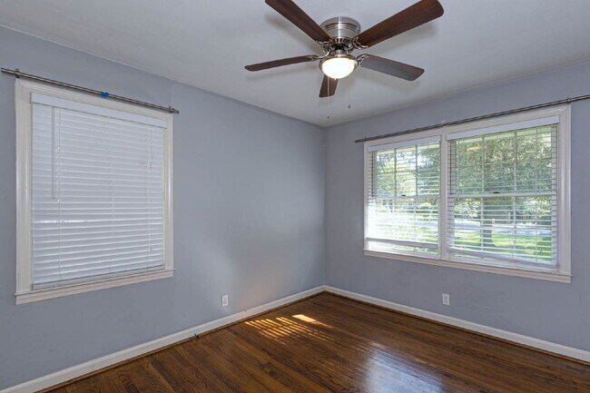 Building Photo - Available Now!| 3BR/2BA Midtown Brick Ranch | Lawn Care, Pest Control & W/D Included | Clubview /...