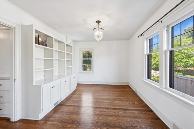 Building Photo - 5 bedroom in Seattle WA 98199
