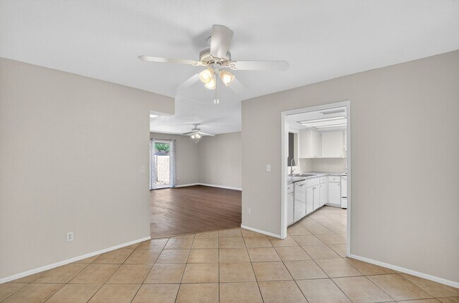 Building Photo - Modern Updated Tempe Townhome Near ASU & Downtown with Resort-Style Amenities