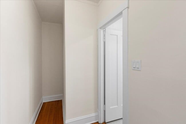 Building Photo - Large Studio in Andersonville