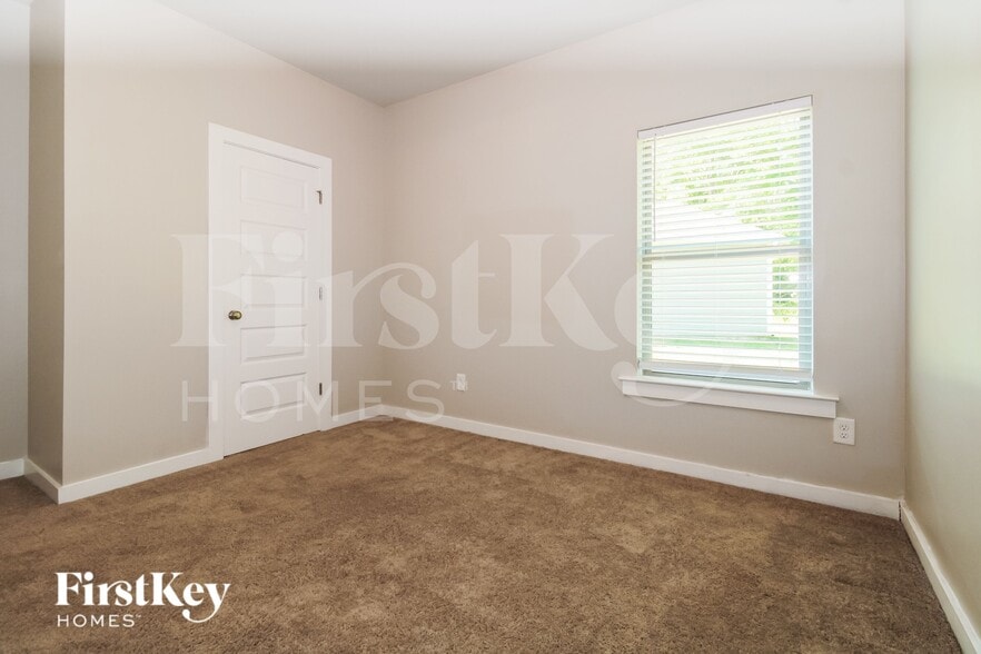 Building Photo - 305 Avalon Wy