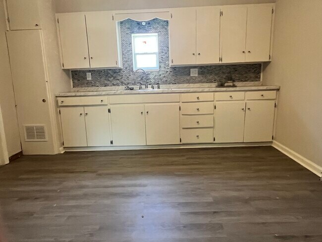 Building Photo - 819 S Elm Ave