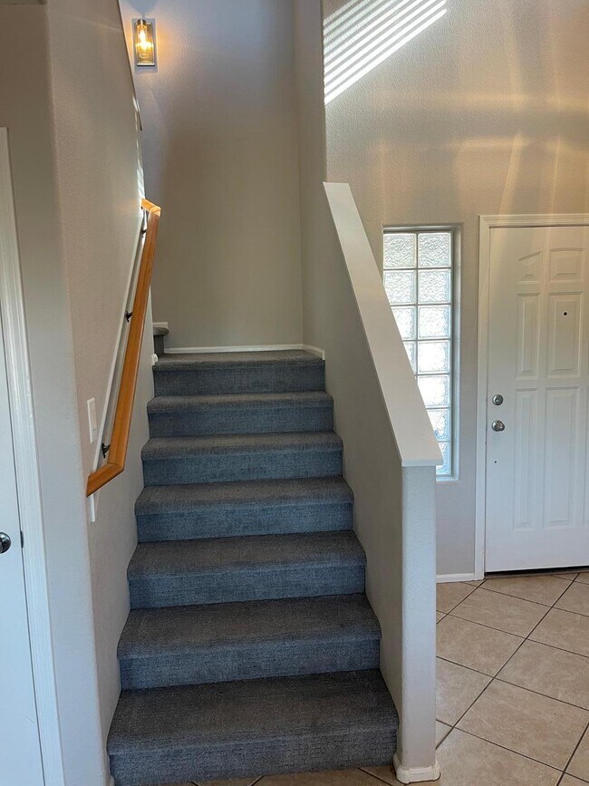 Building Photo - 985 E Saddle Way