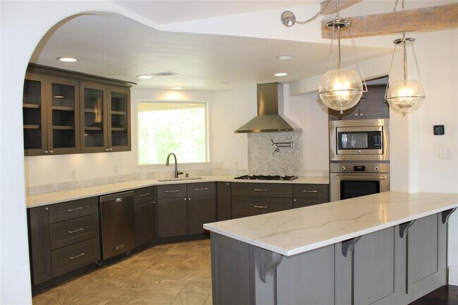 Building Photo - 908 River Rd