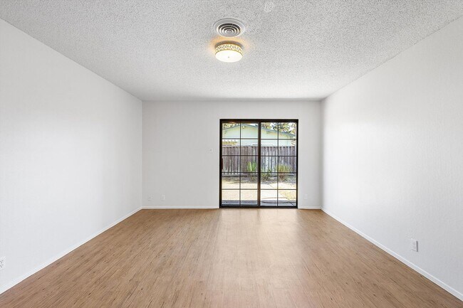 Building Photo - 1256 Rosewood Way